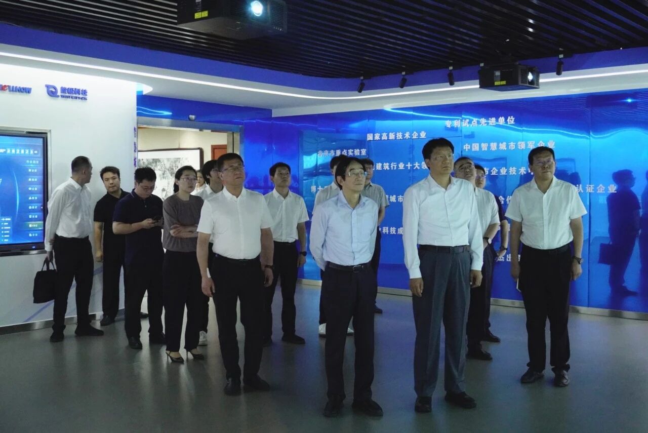 南昌市委副书记、市长高世文调研瓦力游戏科技—以AI赋能韧性城市建设情况